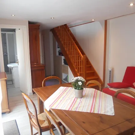 Folleville Near Asterix Park